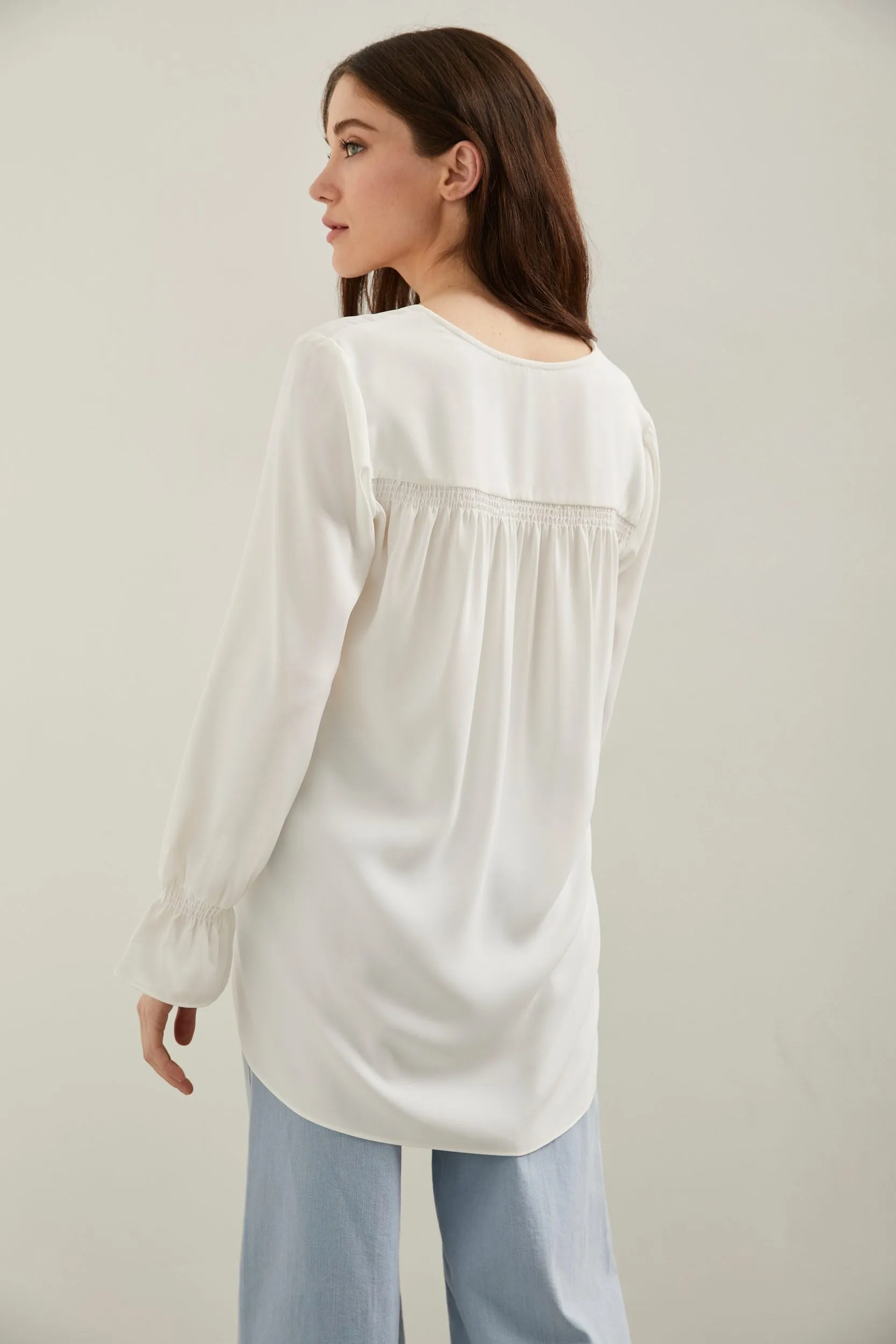 Fluid blouse with flared cuff