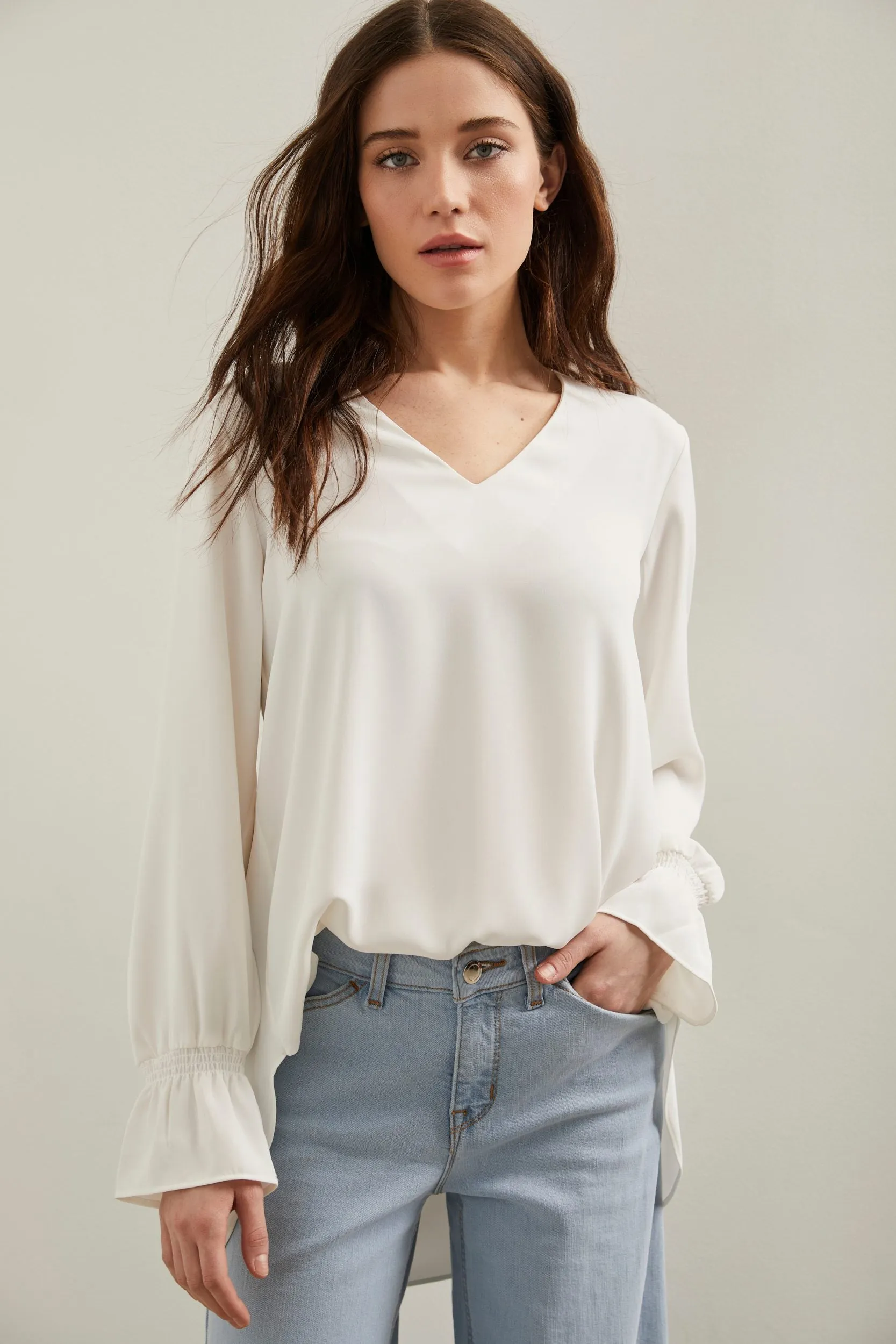 Fluid blouse with flared cuff